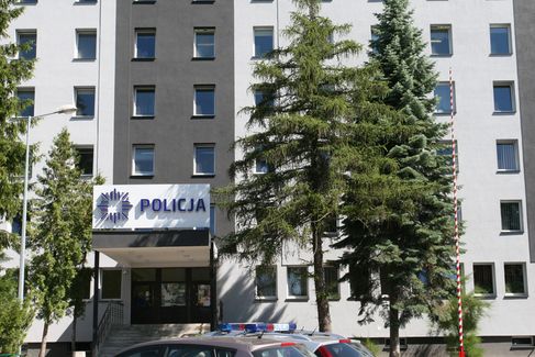 Na zdjęciu znajduje się siedziba Komendy Miejskiej Policji w Lublinie. Widok przedstawie wejście do budynku nad którym znajduje się napis "policja"